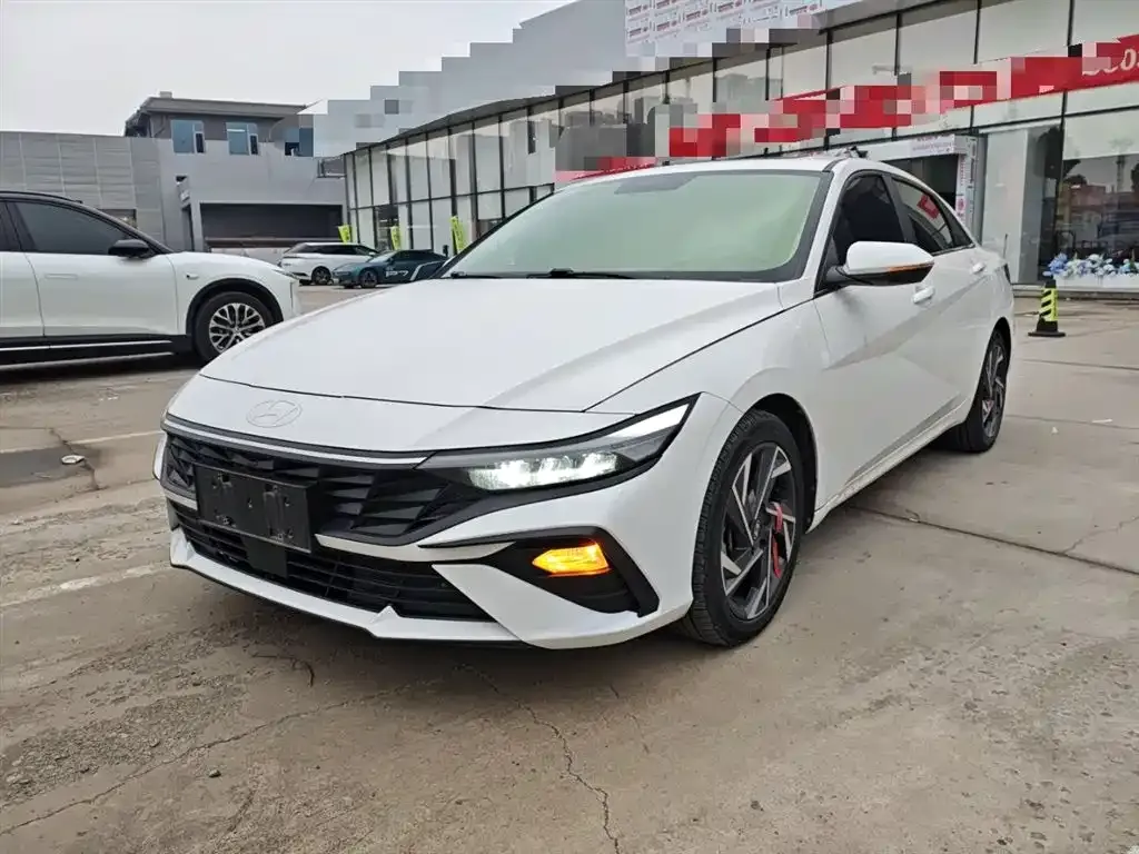 Hyundai Elantra — фото 1