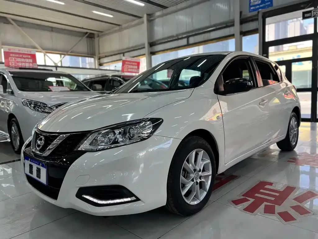 Nissan Tiida — фото 1