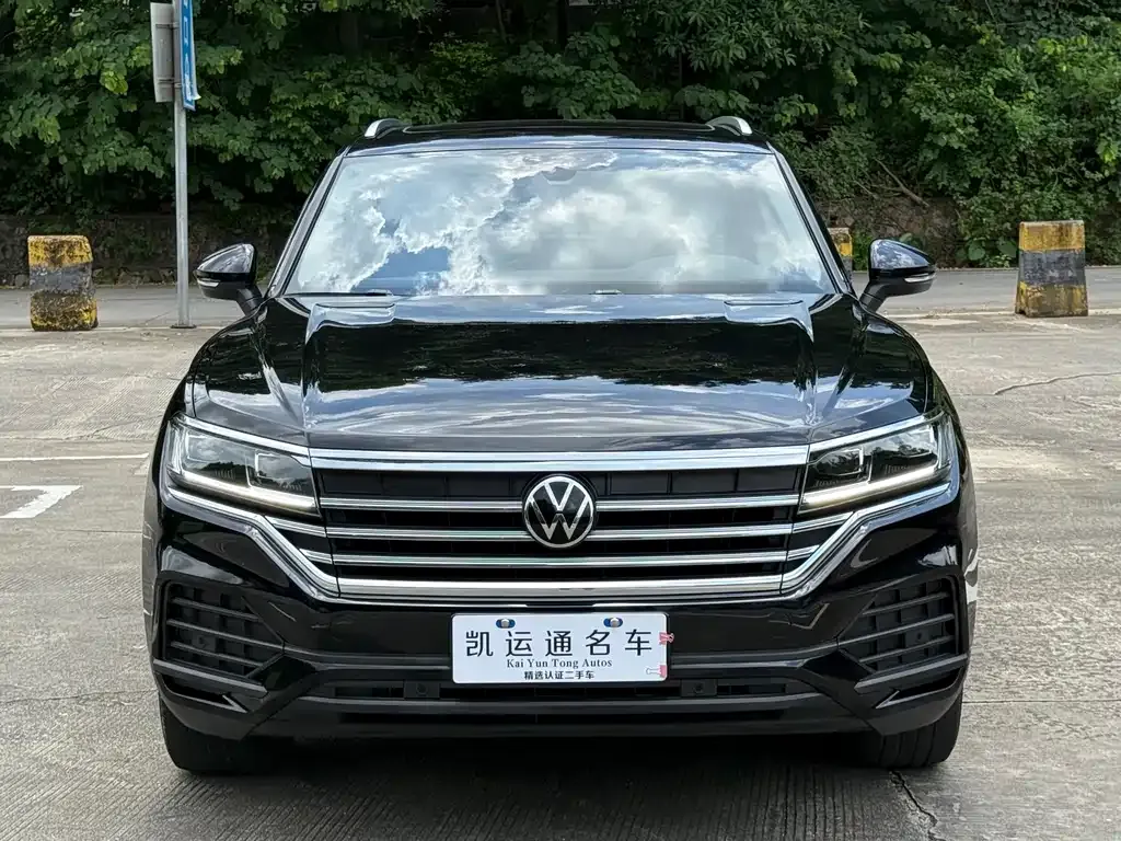 Volkswagen Touareg — фото 1