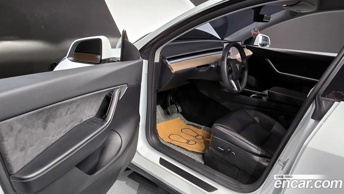 Tesla Model Y — фото 10