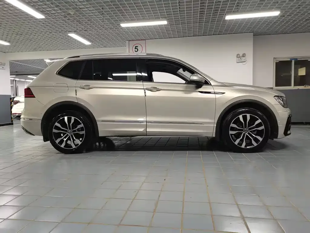 Volkswagen Tiguan L — фото 4