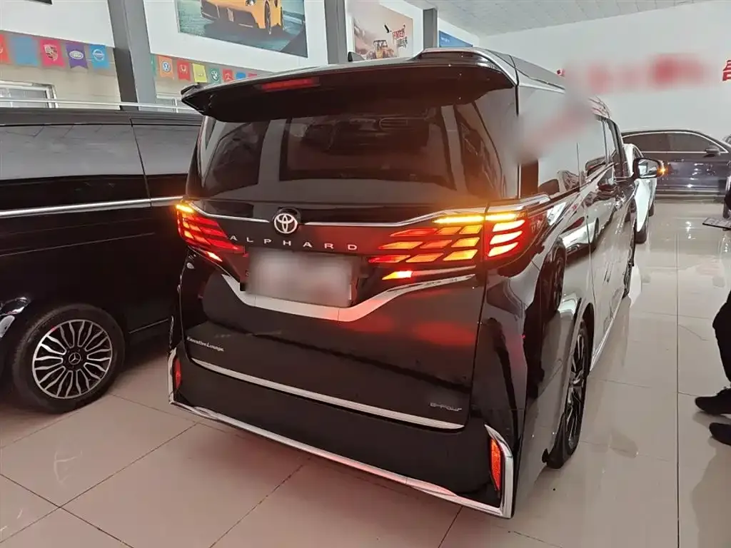Toyota Alphard — фото 6