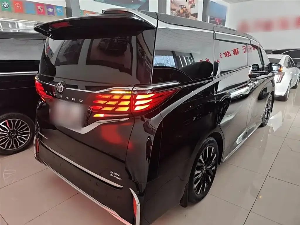 Toyota Alphard — фото 7
