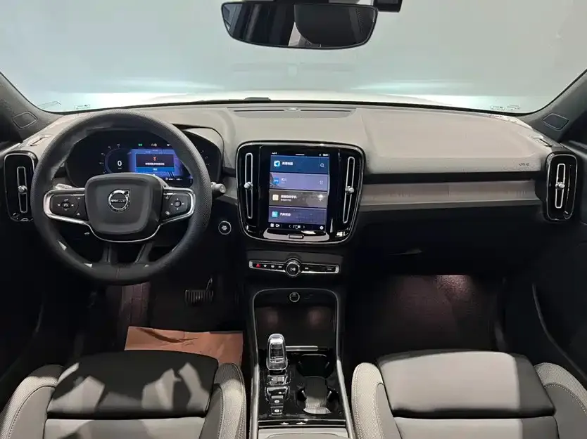 Volvo XC40 — фото 7