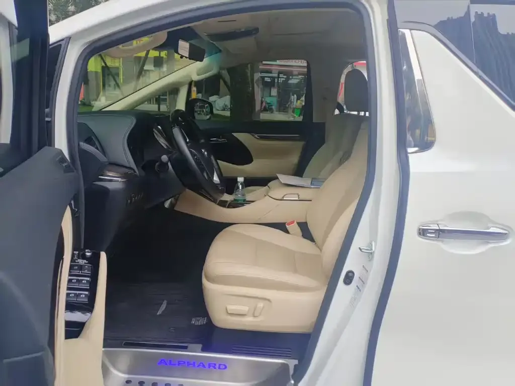 Toyota Alphard — фото 2