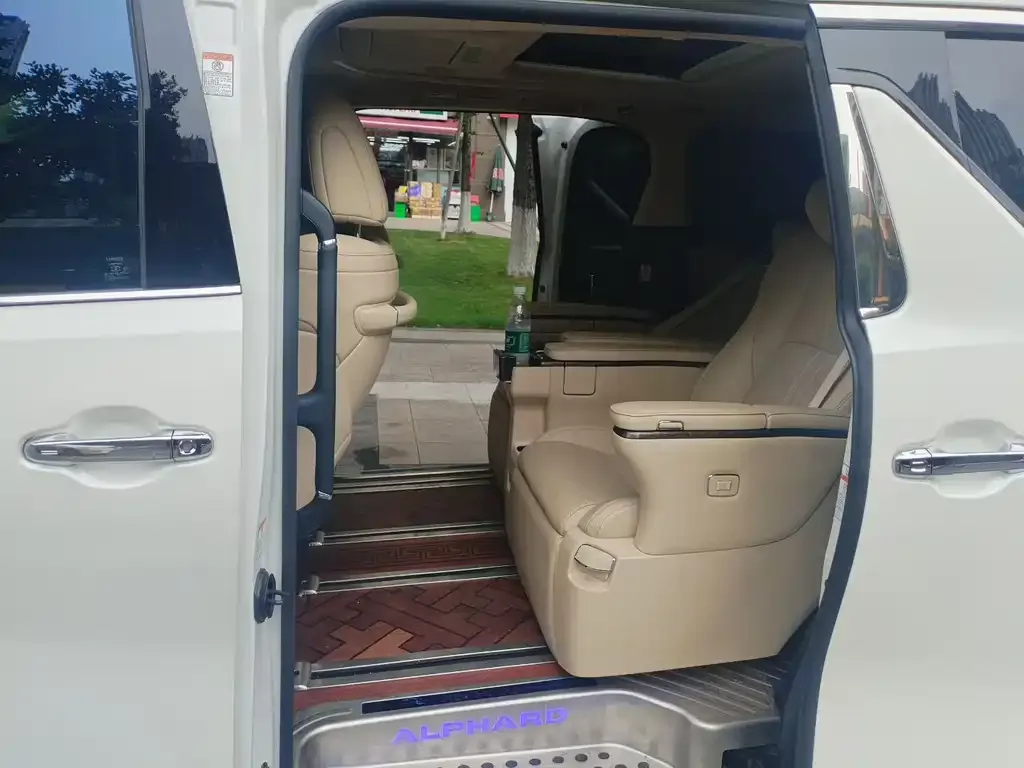 Toyota Alphard — фото 3