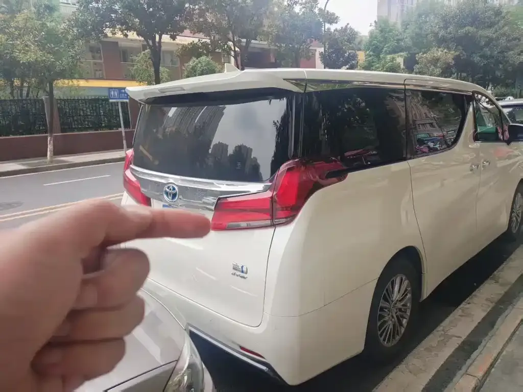 Toyota Alphard — фото 4