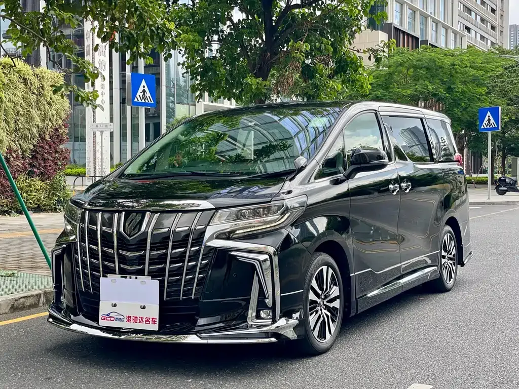 Toyota Alphard — фото 1