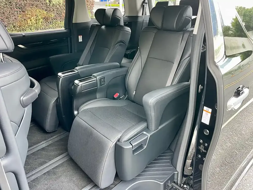 Toyota Alphard — фото 8