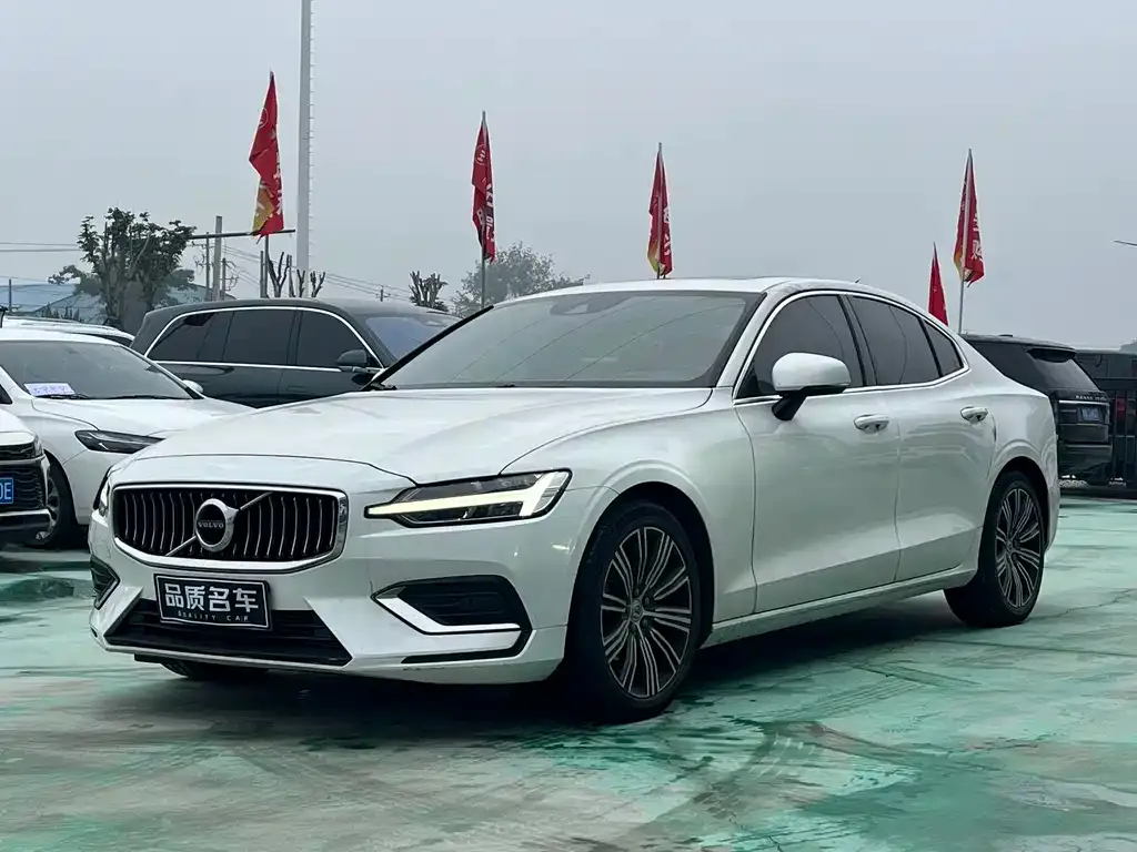 Volvo S60 — фото 1