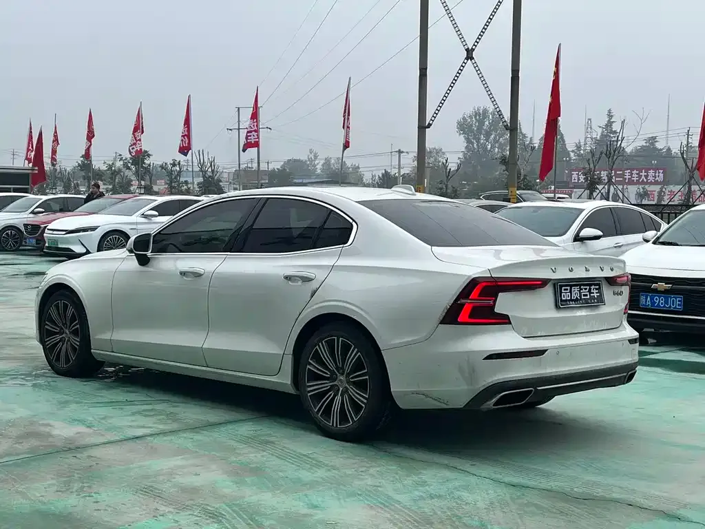 Volvo S60 — фото 10