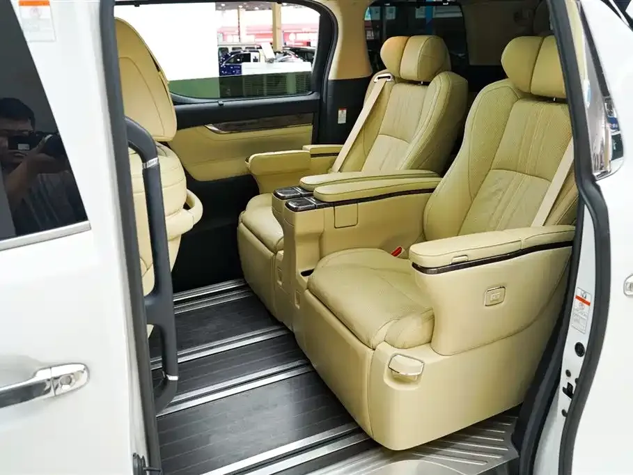 Toyota Vellfire — фото 4