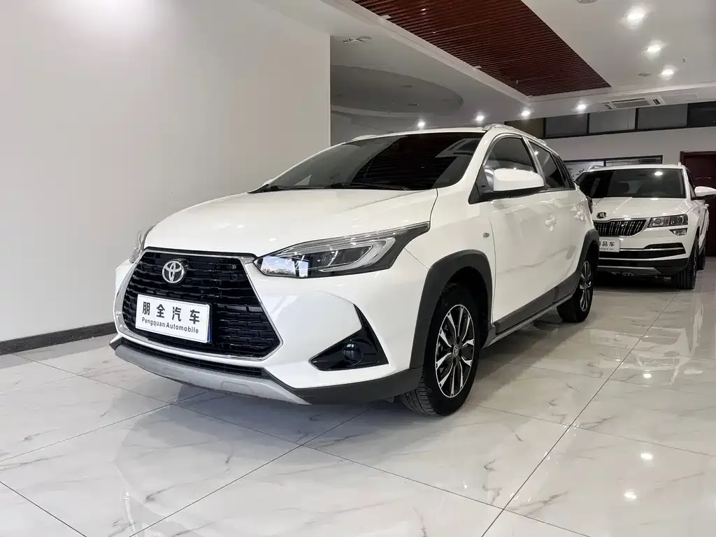 Toyota Yaris L — фото 1