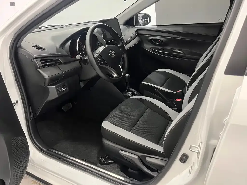 Toyota Yaris L — фото 4