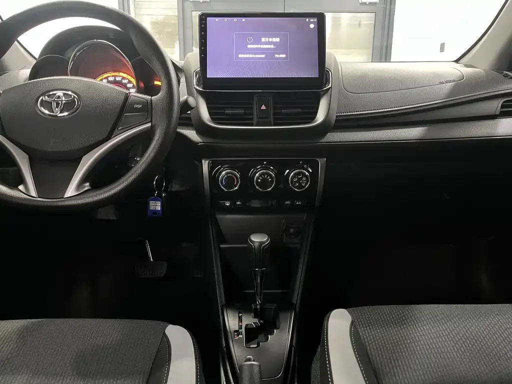 Toyota Yaris L — фото 7