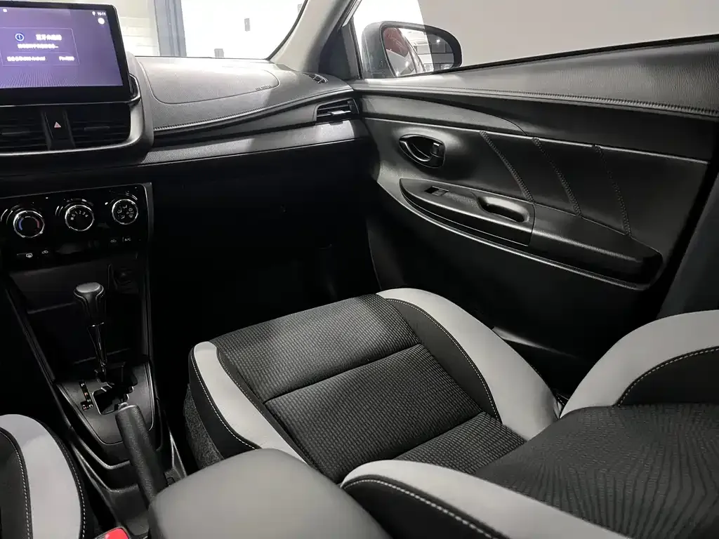 Toyota Yaris L — фото 8