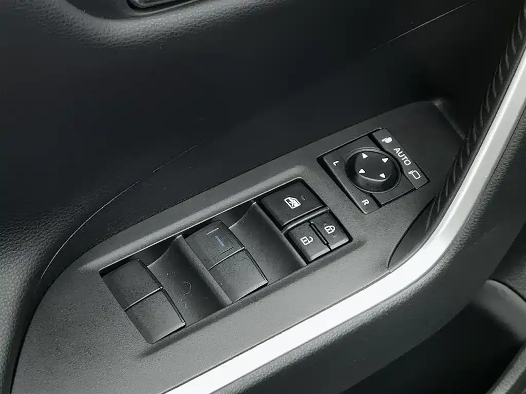 Toyota RAV4 — фото 9