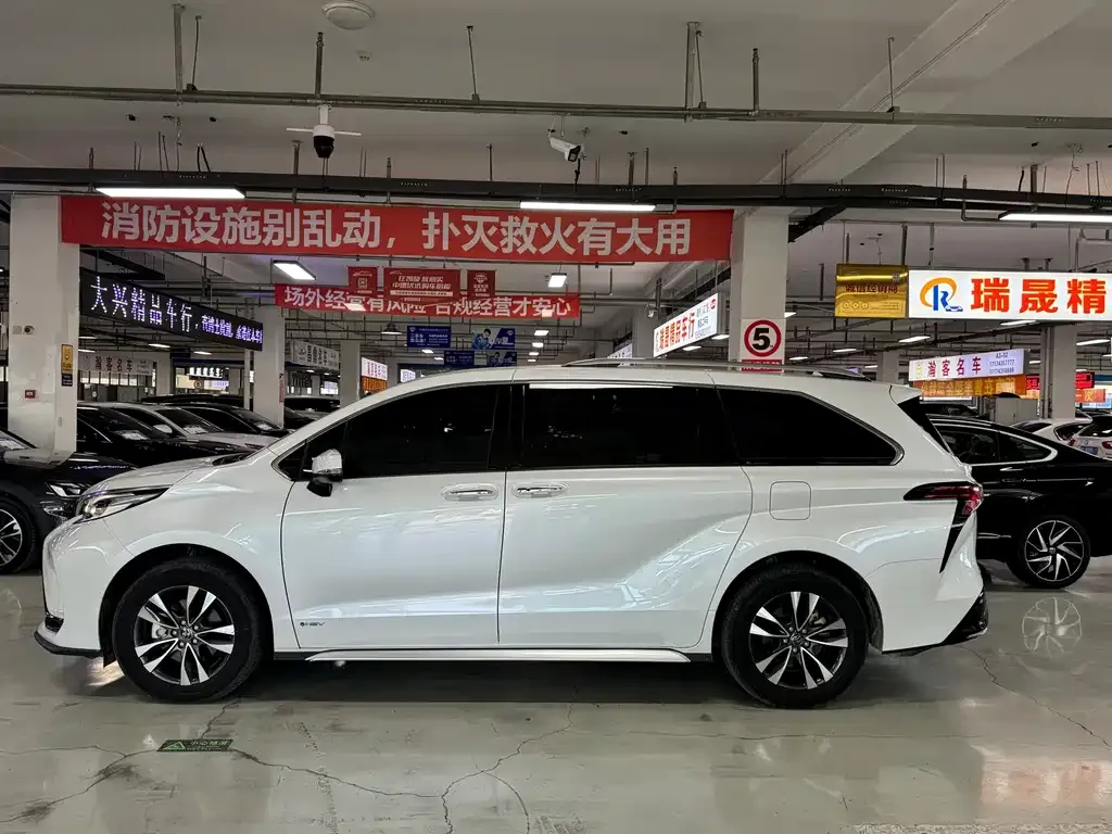 Toyota Granvia — фото 4
