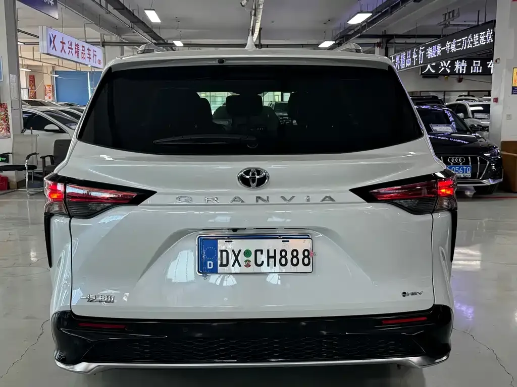 Toyota Granvia — фото 5