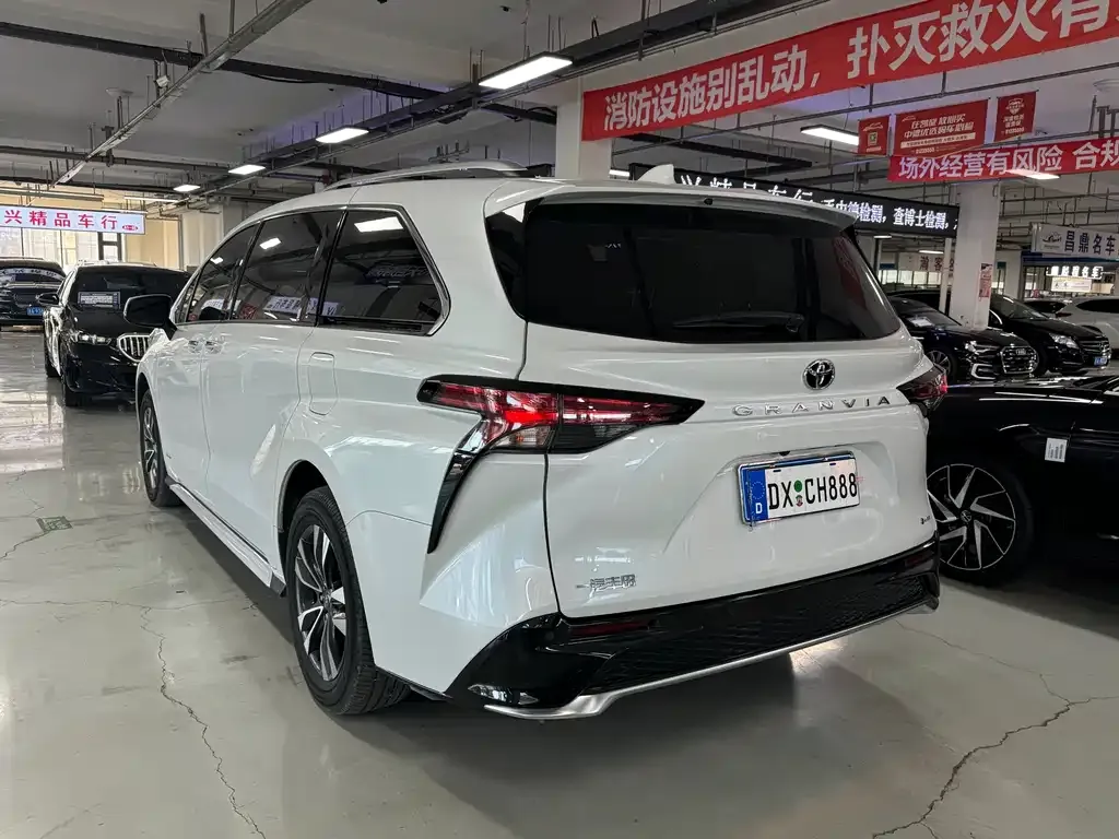 Toyota Granvia — фото 6