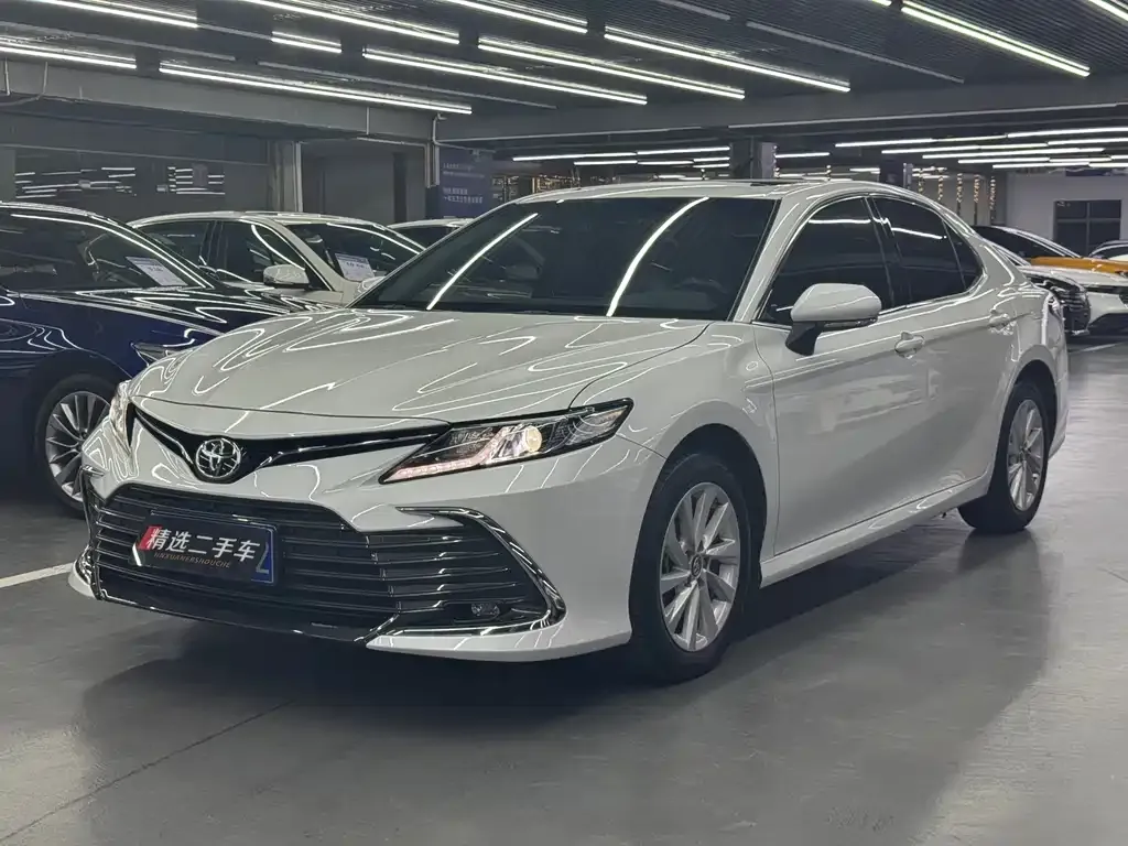 Toyota Camry — фото 1