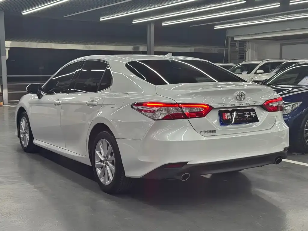 Toyota Camry — фото 5