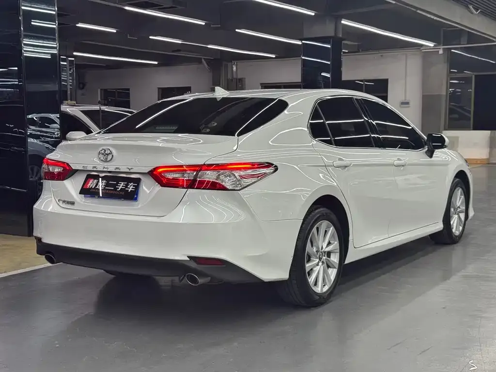 Toyota Camry — фото 7