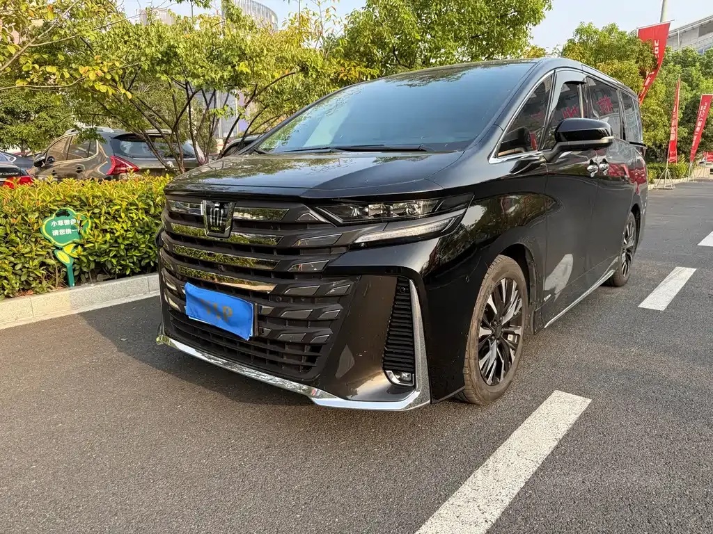 Toyota Vellfire — фото 1