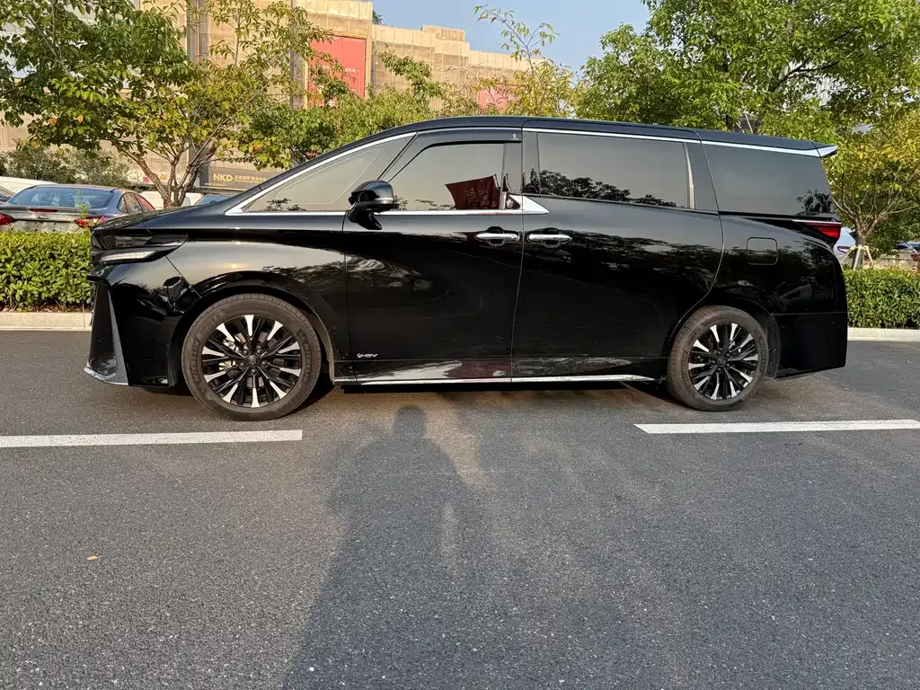 Toyota Vellfire — фото 2