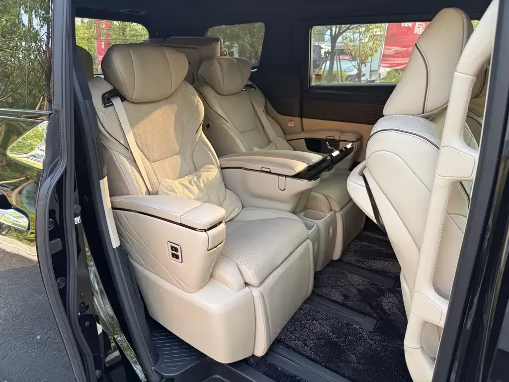 Toyota Vellfire — фото 8