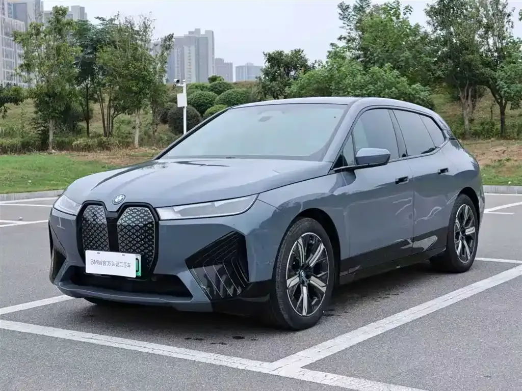 BMW iX — фото 1