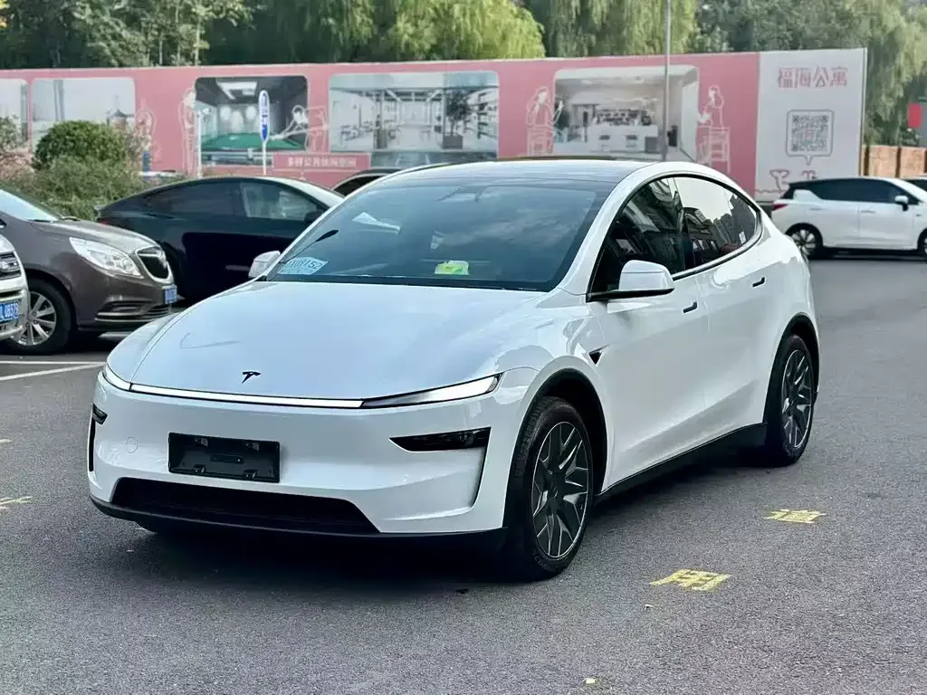 Tesla Model Y L — фото 1