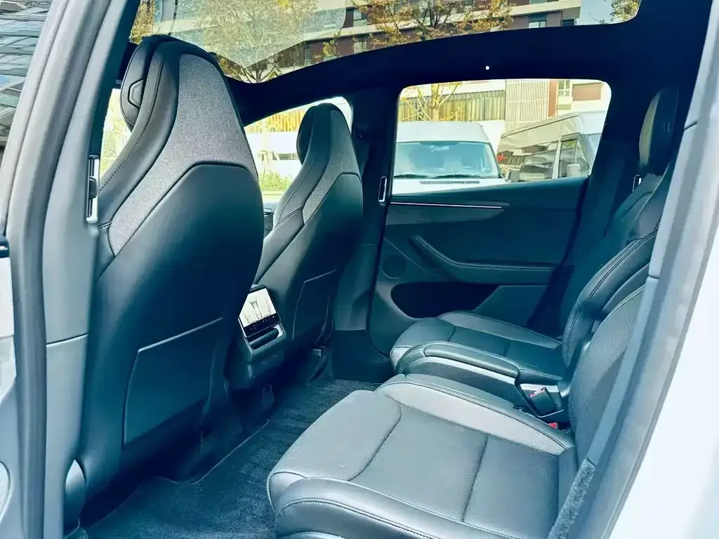 Tesla Model Y L — фото 4