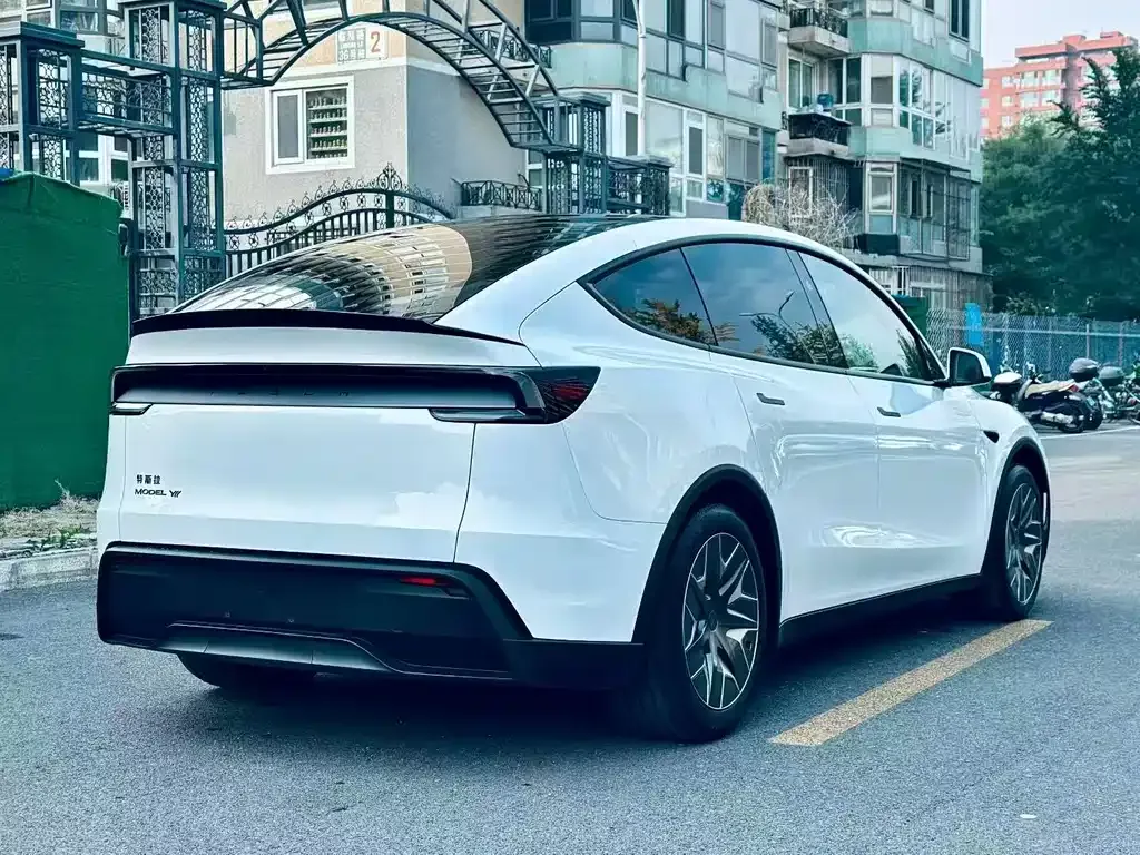 Tesla Model Y L — фото 7
