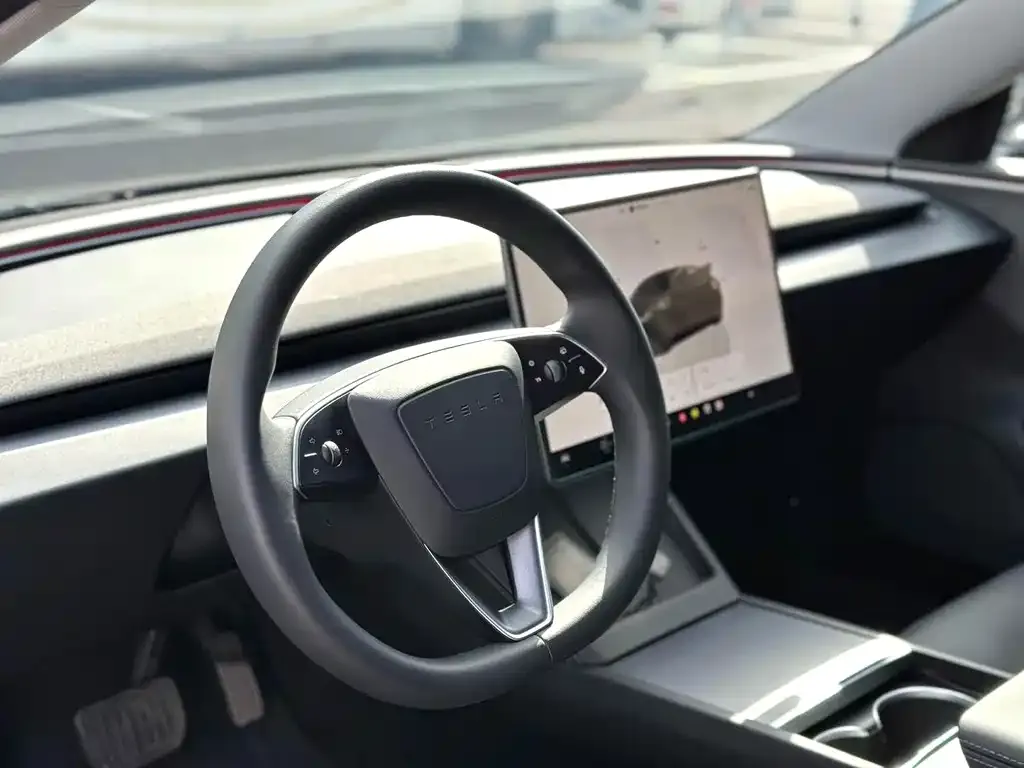 Tesla Model 3 — фото 7