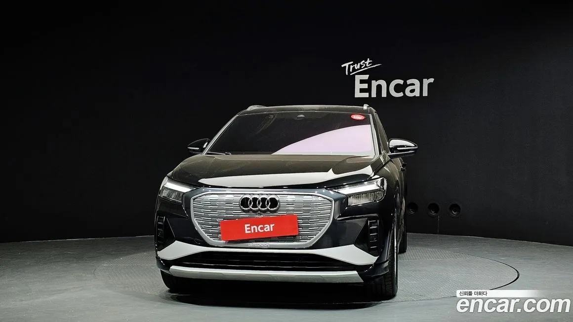 Audi Q4 e-tron — фото 1