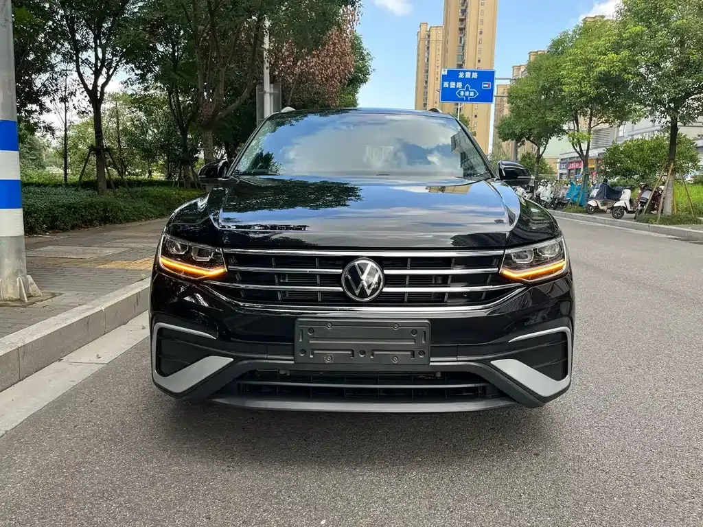 Volkswagen Tiguan L — фото 1