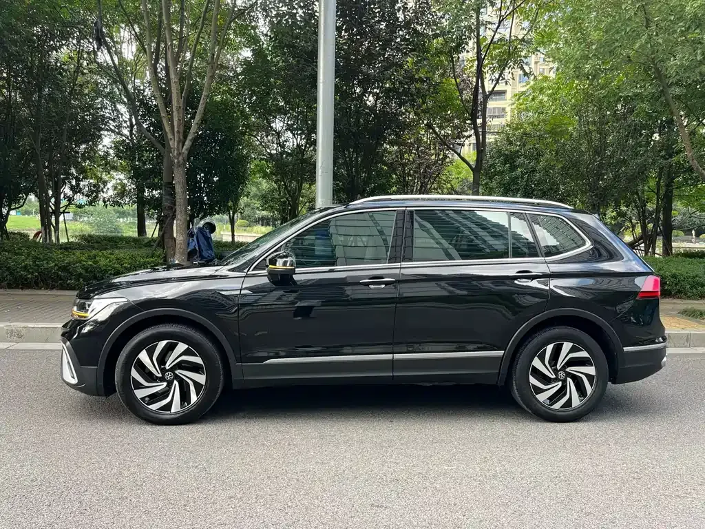 Volkswagen Tiguan L — фото 5