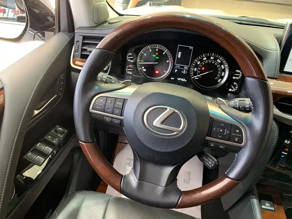 Lexus LX — фото 10