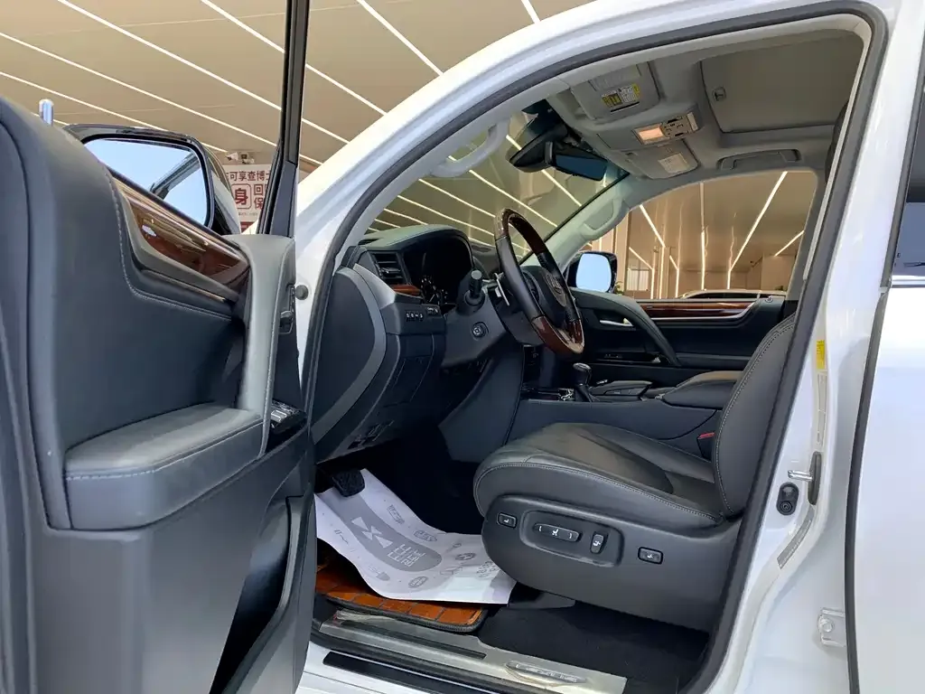 Lexus LX — фото 6