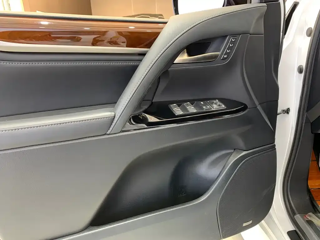 Lexus LX — фото 7