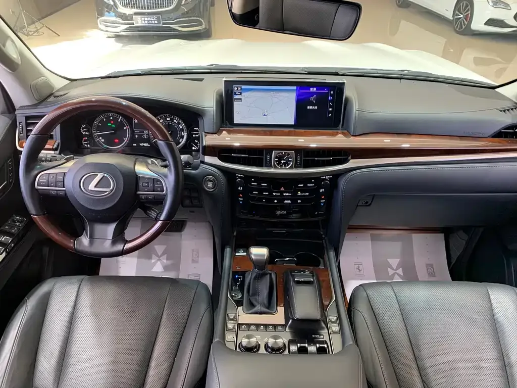 Lexus LX — фото 9