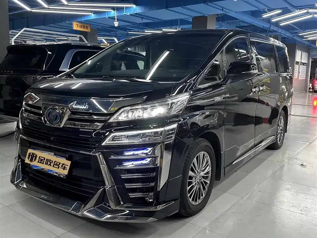 Toyota Vellfire — фото 1