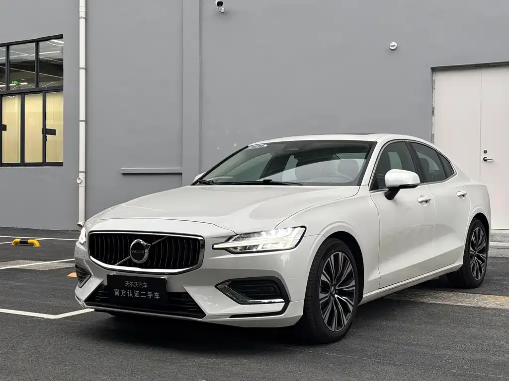 Volvo S60 — фото 1