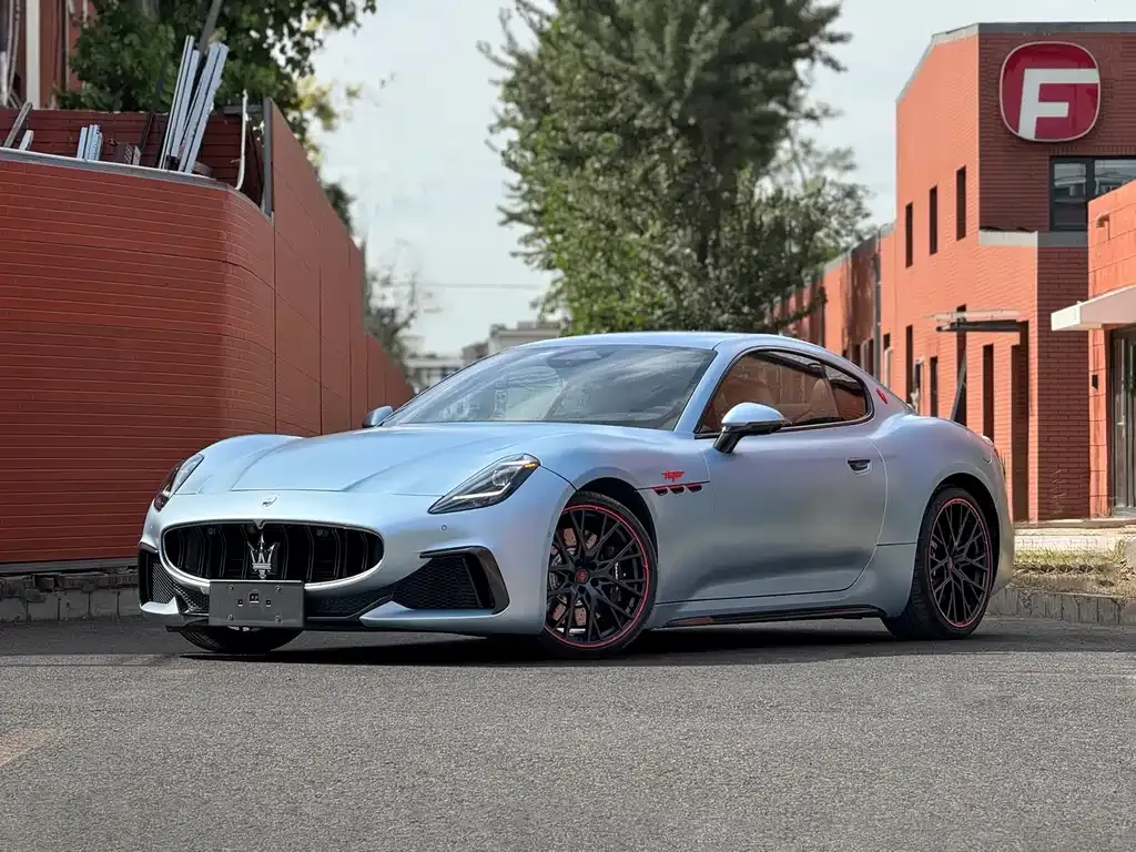 Maserati GranTurismo — фото 1