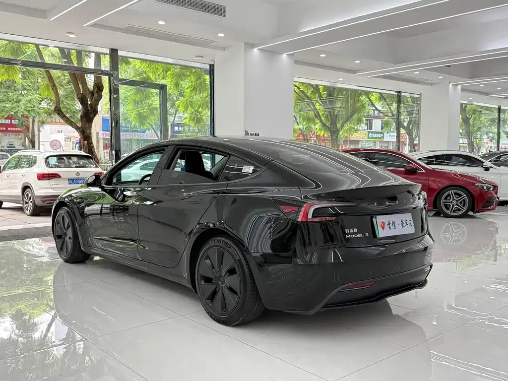 Tesla Model 3 — фото 4