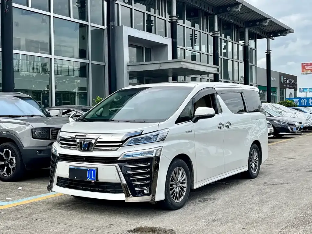 Toyota Vellfire — фото 1