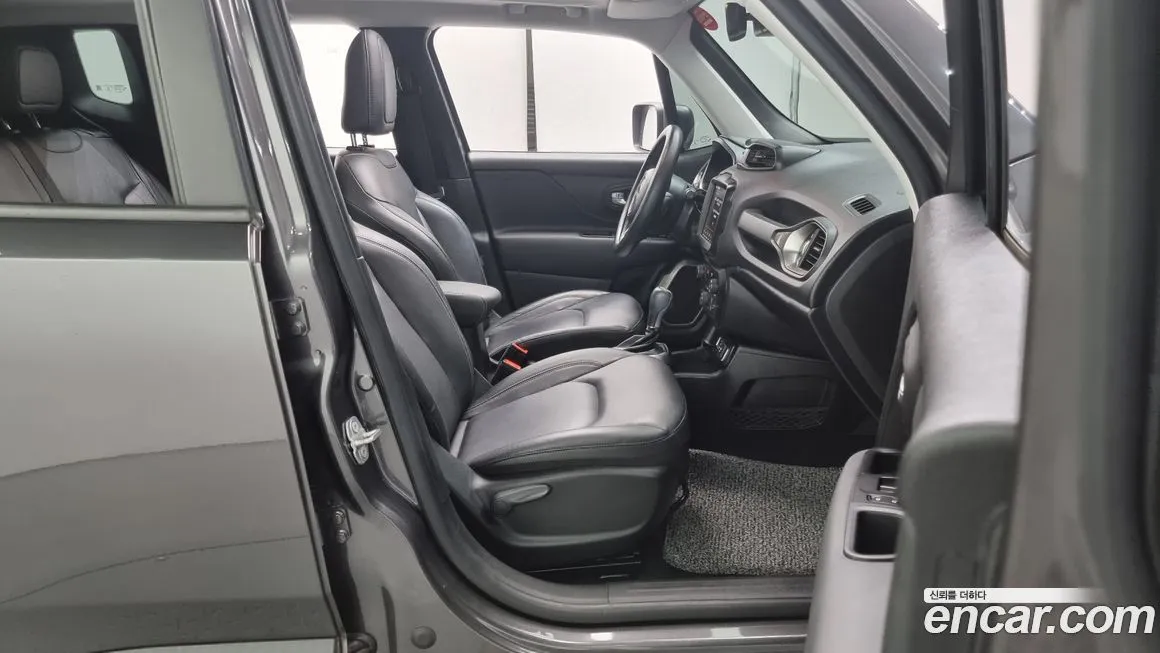 Jeep Renegade — фото 10