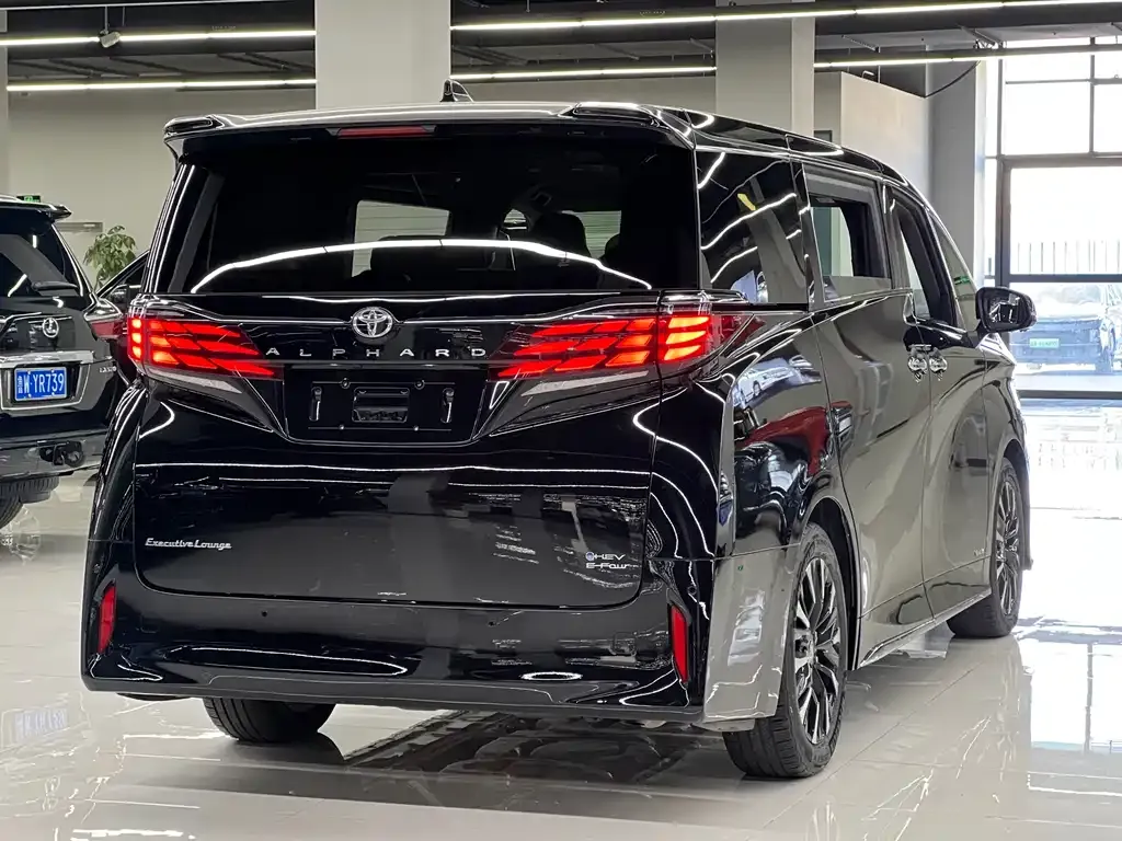 Toyota Alphard — фото 4