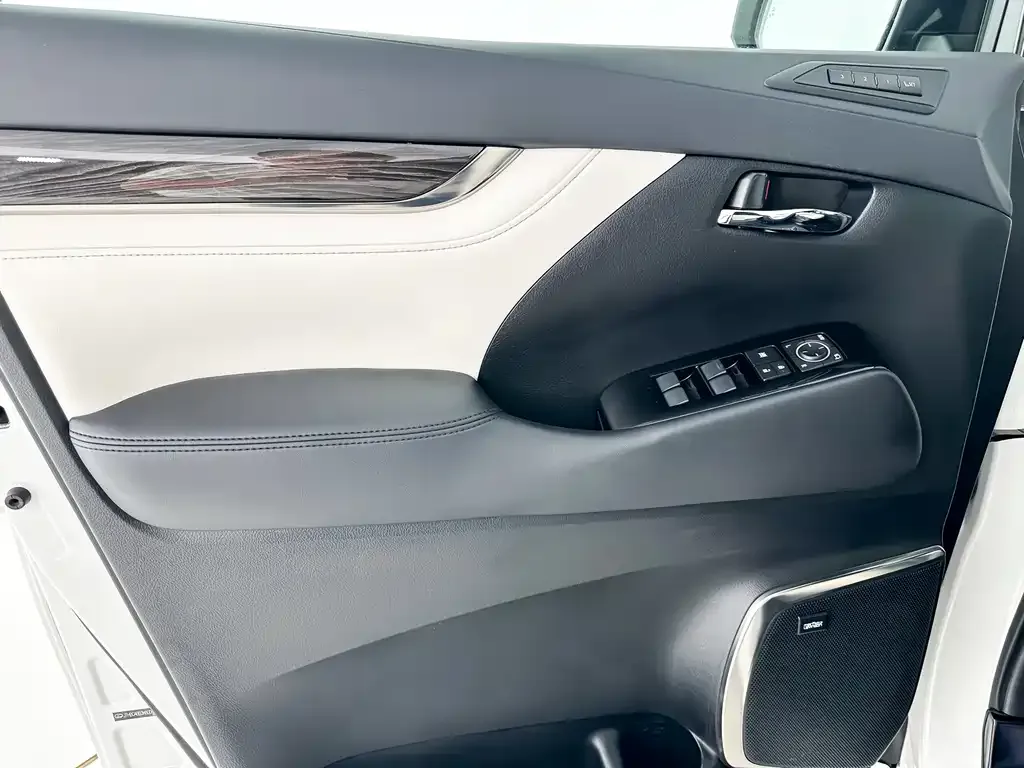 Lexus LM — фото 10